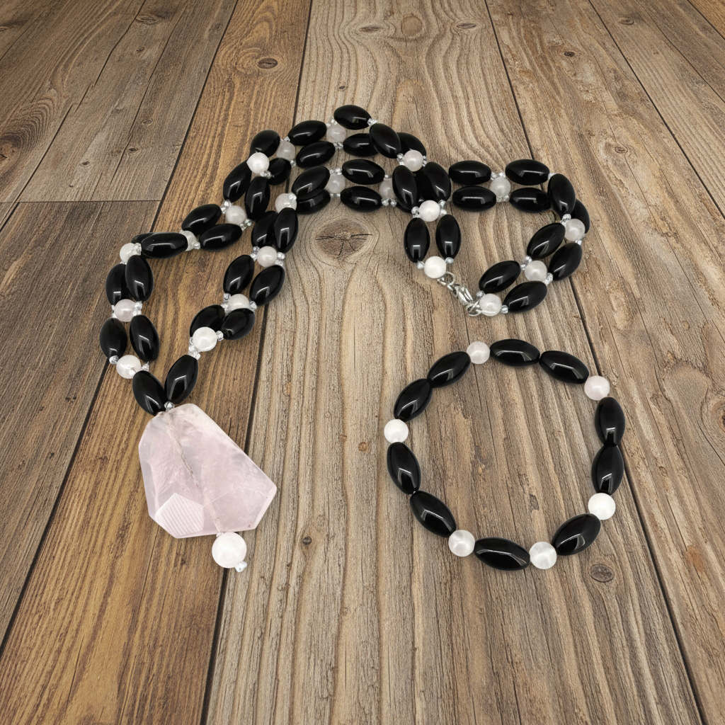 Rose quartz and onyx jewelry set with necklace (44 cm / 17.3 in) and bracelet (18 cm / 7.1 in), featuring polished pink and black gemstones.
