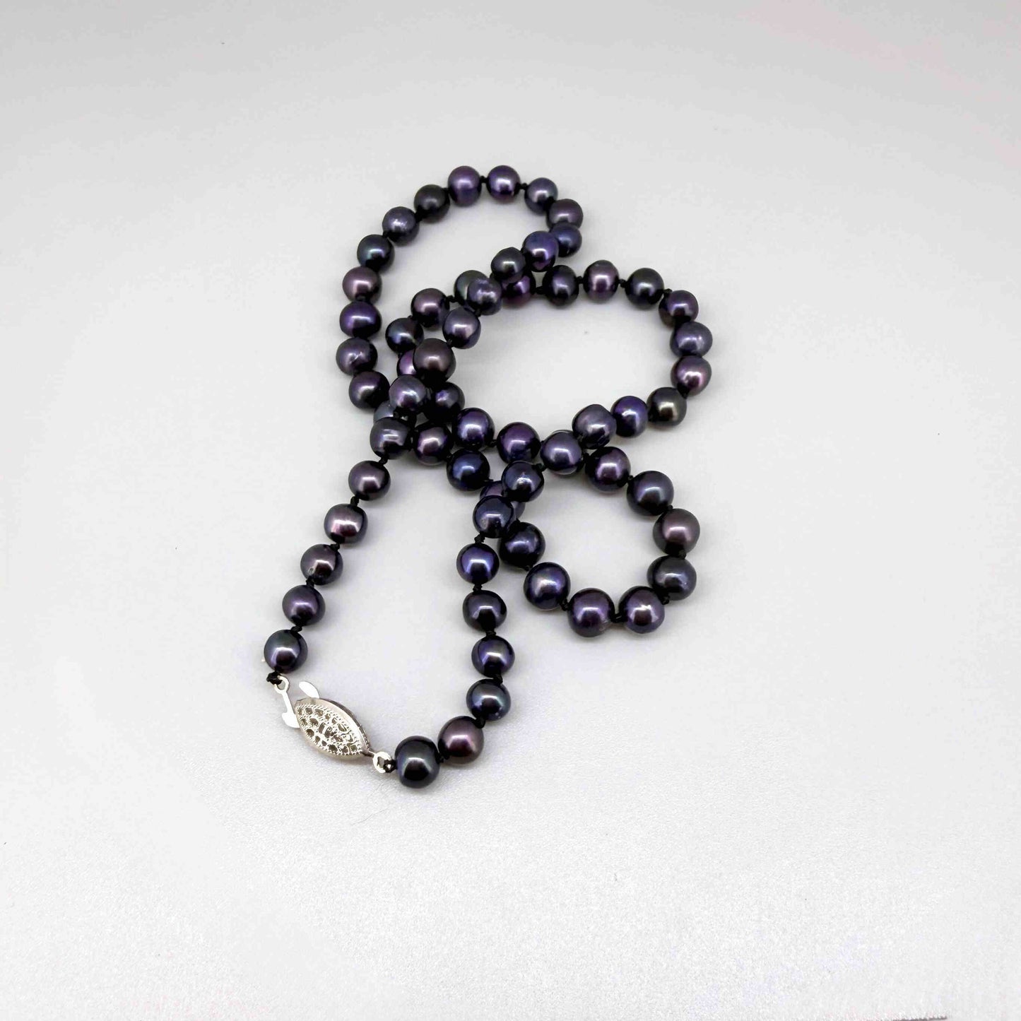 Cultured pearl necklace in deep grey, 48 cm