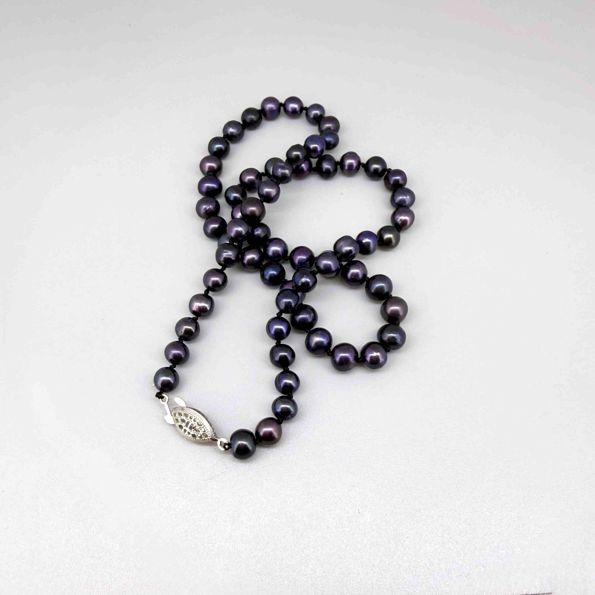 Cultured pearl necklace in deep grey, 48 cm