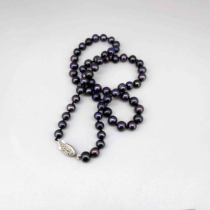 Cultured pearl necklace in deep grey, 48 cm