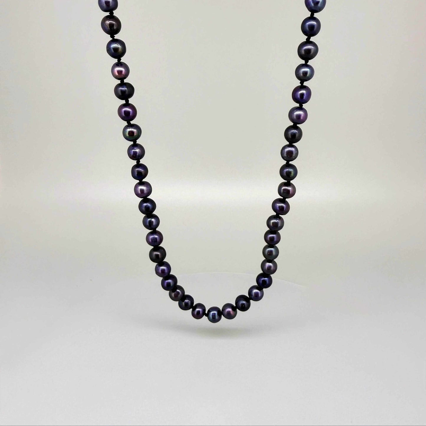 Cultured pearl necklace in deep grey, 48 cm