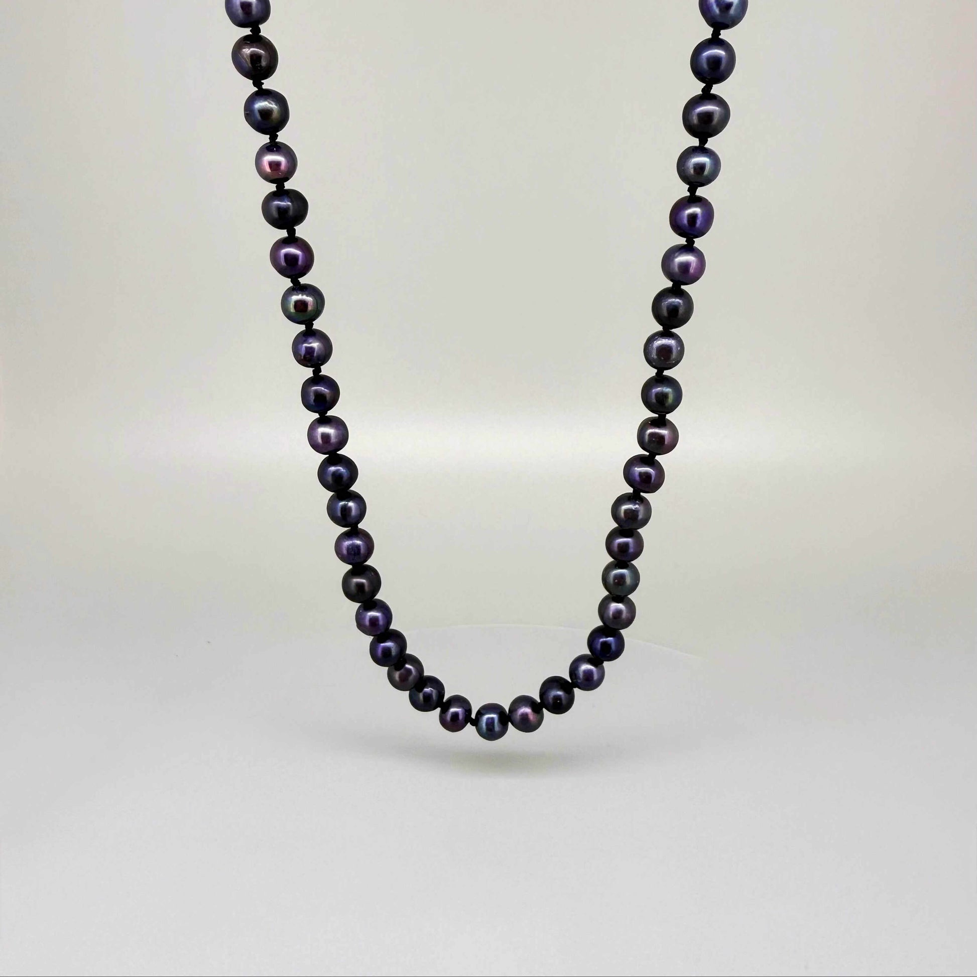 Cultured pearl necklace in deep grey, 48 cm