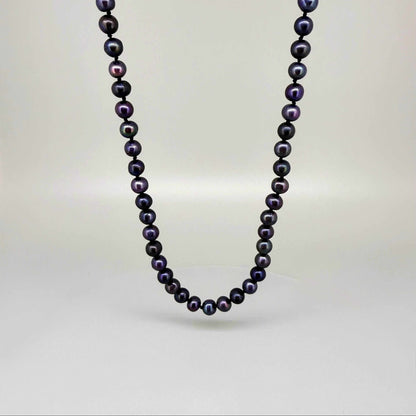 Cultured pearl necklace in deep grey, 48 cm