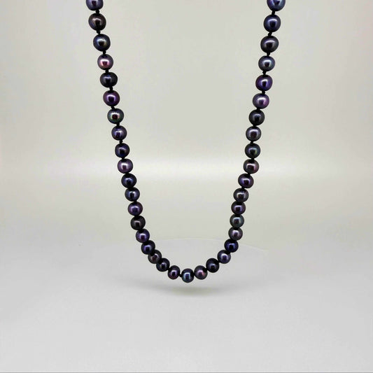 Cultured pearl necklace in deep grey, 48 cm