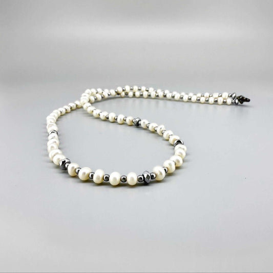 Cultivated Pearl and hematite necklace, 46 cm / 18.1 in long, featuring alternating white pearls and metallic grey hematite beads.