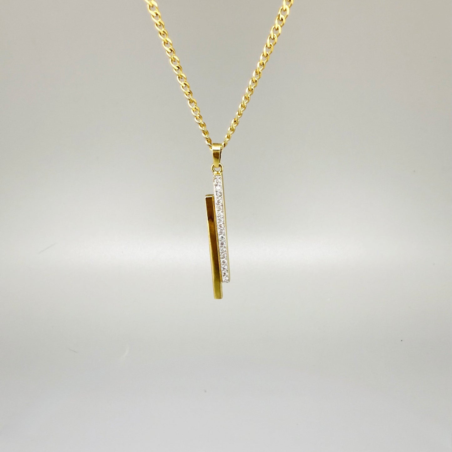 9K gold bar pendant with 17 diamonds, approx. 0.08 ct, elegant pre-loved design, timeless and refined.