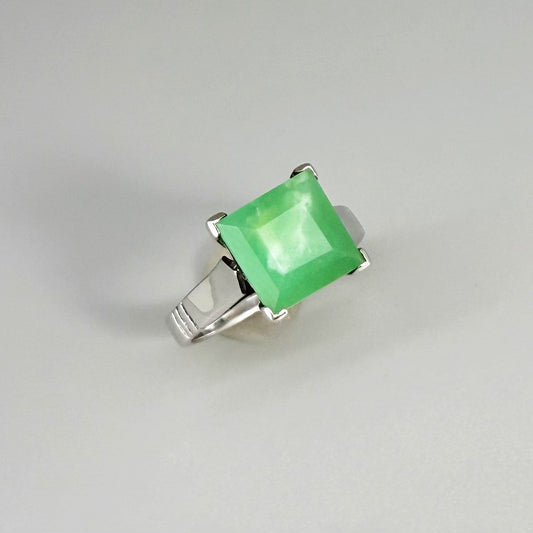 Green quartz ring in white gold plated sterling silver, featuring a square-cut translucent green gemstone with bright, natural brilliance, elegant modern design.