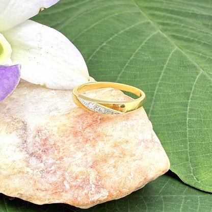 Pre-loved 14k gold ring with two natural diamonds in a minimalist, timeless design.