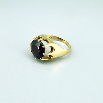 14k gold ring with 4.41 ct Thai garnet, deep red round-cut gemstone in pre-loved condition, size 52.