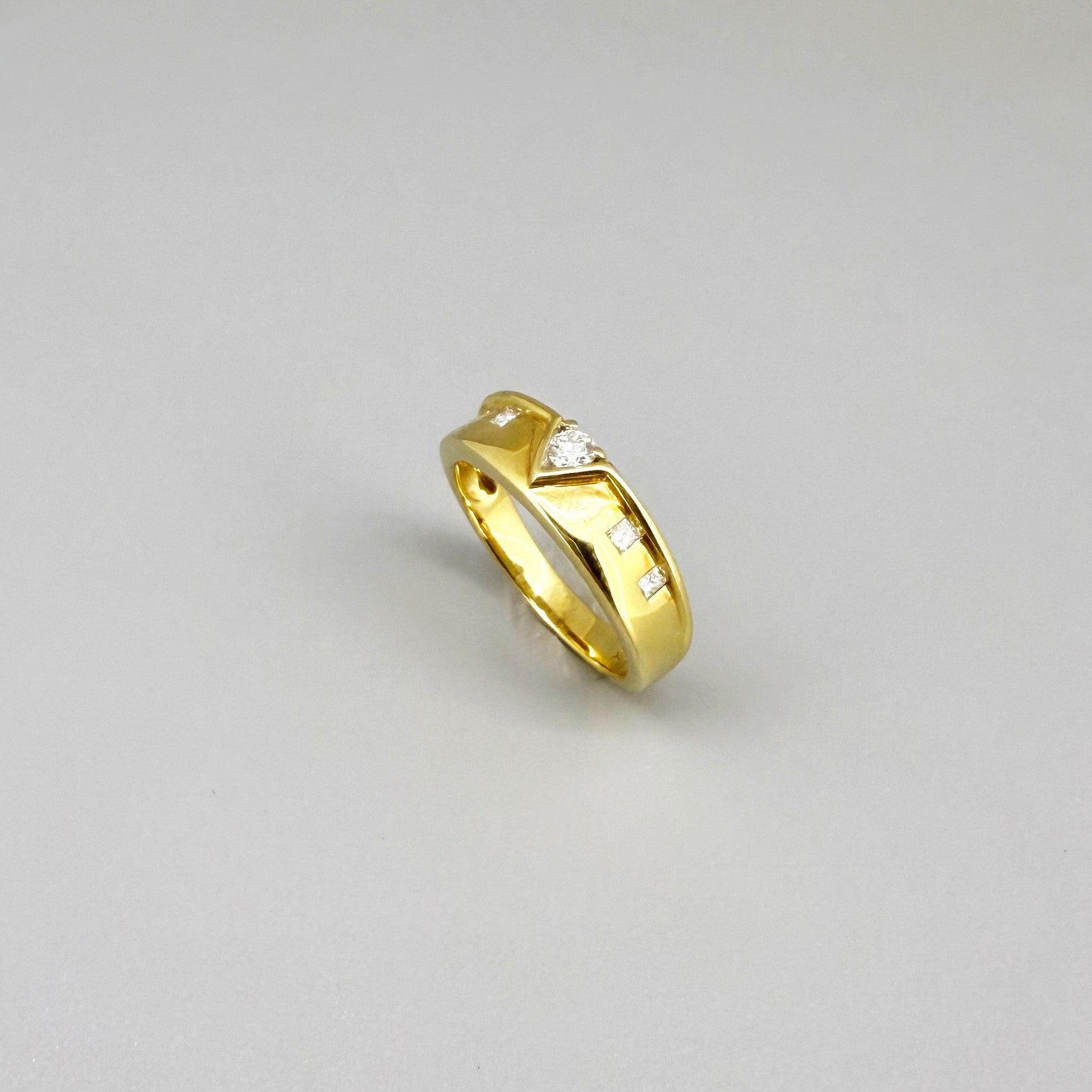 18k gold ring with 0.16 ct diamonds in a modern inset design, pre-loved, size 54.
