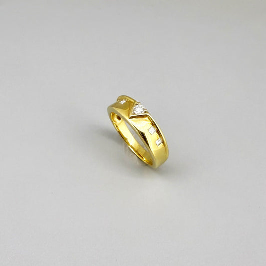 18k gold ring with 0.16 ct diamonds in a modern inset design, pre-loved, size 54.