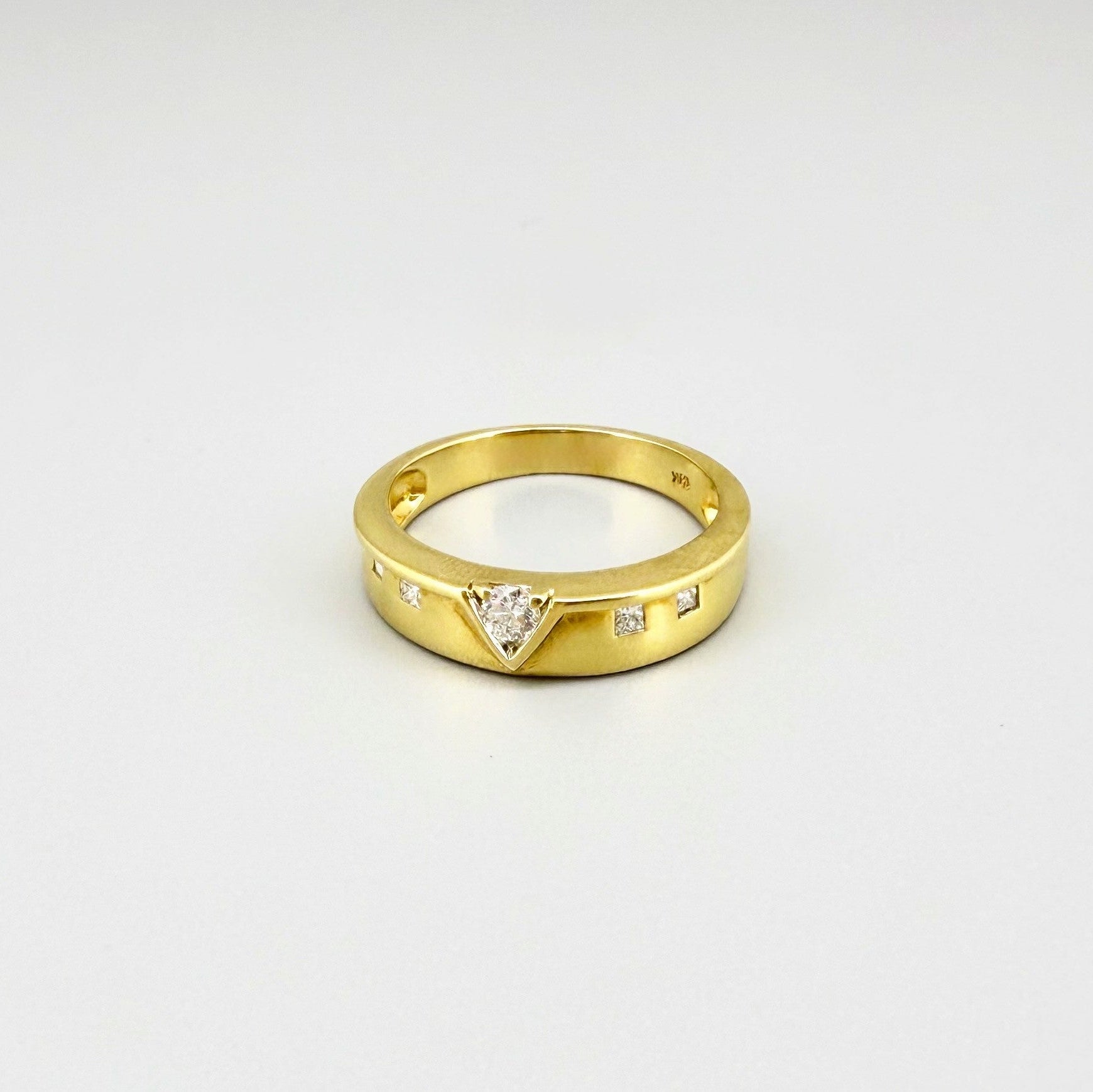 18k gold ring with 0.16 ct diamonds in a modern inset design, pre-loved, size 54.