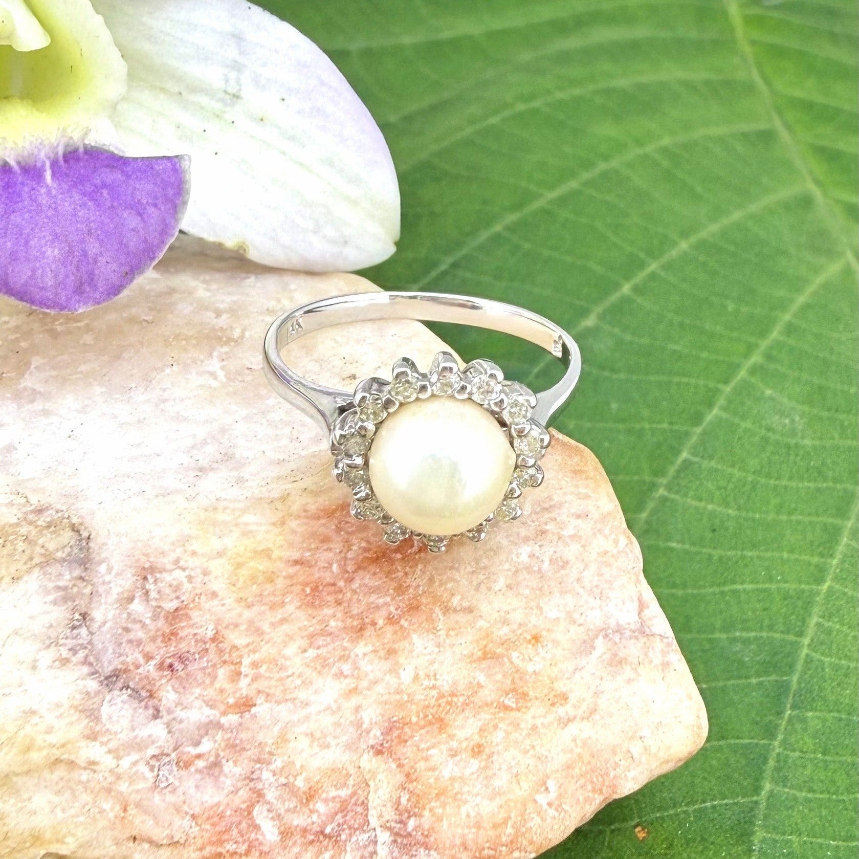 14k white gold ring with cultured pearl and 15 diamonds, elegant classic design, size 50.