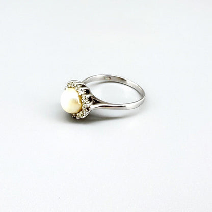 14k white gold ring with cultured pearl and 15 diamonds, elegant classic design, size 50.