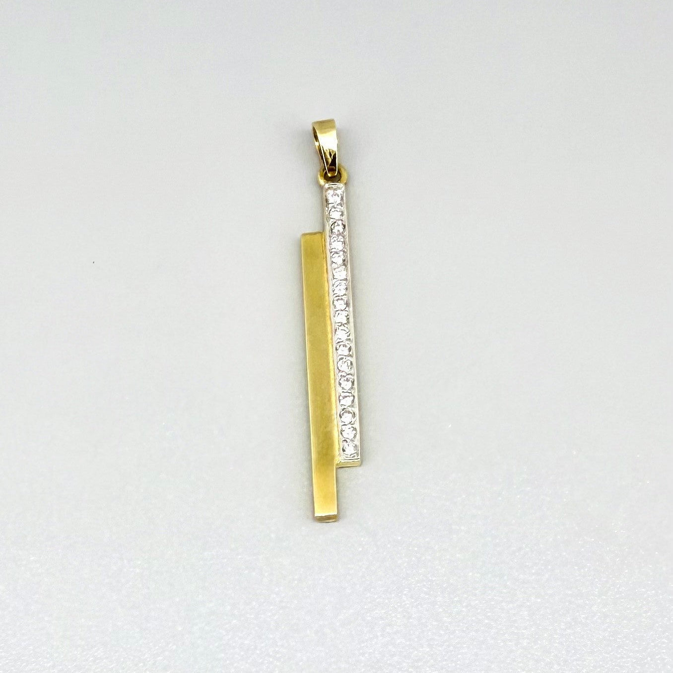 9K gold bar pendant with 17 diamonds, approx. 0.08 ct, elegant pre-loved design, timeless and refined.