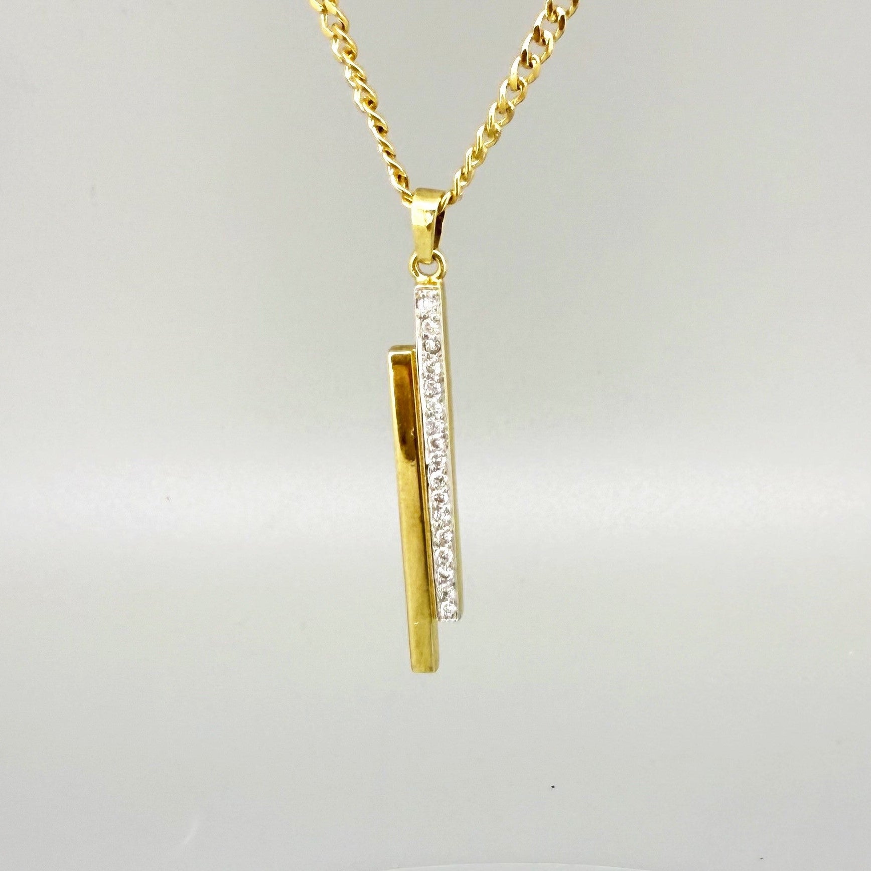 9K gold bar pendant with 17 diamonds, approx. 0.08 ct, elegant pre-loved design, timeless and refined.